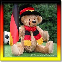 Der sportliche Teddy "Anpfiff" ist ca. 32 cm gro�