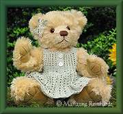 Teddy "T�T�" ist ca. 30 cm gro�.